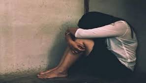 गलत ट्रेन में बैठ गई 10वीं की छात्रा, मदद के बहाने स्‍टेशन पर हुआ रेप