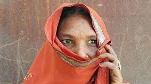 कौशांबी में दलित महिला से छेड़छाड़:विरोध करने पर आरोपियों ने डंडे से पीटा