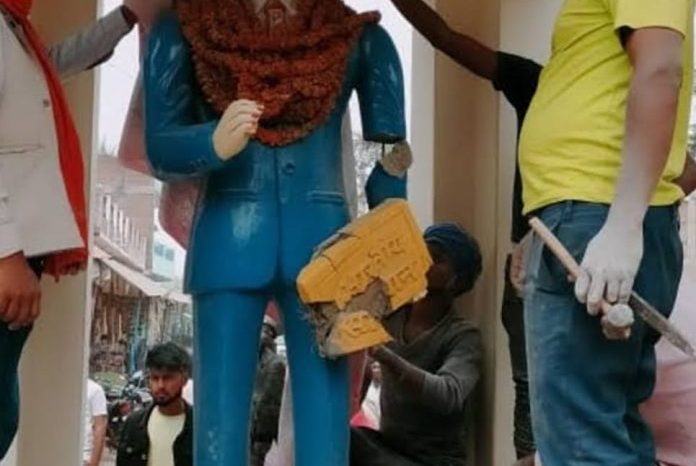 आजमगढ़ में आंबेडकर की प्रतिमा के साथ तोड़फोड़, दलित समाज का प्रदर्शन
