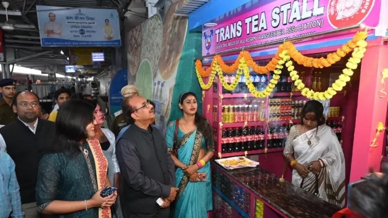 गुवाहाटी: रेलवे स्टेशन पर खुला पहला ट्रांसजेंडर टी स्टॉल, चलाने वाली बोलीं 'सम्मान की है लड़ाई'