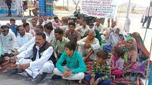 दलित उत्पीड़न पर कलेक्टर से गुहार, दबंगों पर नहीं दर्ज होती FIR; बच्चों सहित पीड़ितों का प्रदर्शन