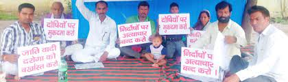 खुले आसमान के नीचे न्याय के लिए बच्चों के साथ दलित परिवार का अनशन जारी