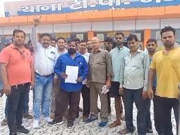 मेरठ में शरारती तत्वों ने डा. आंबेडकर का फ्लेक्स फाड़ा:दलित समुदाय के लोगों ने किया प्रदर्शन, थाने पर हंगामा, आरोपियों पर कार्रवाई की मांग