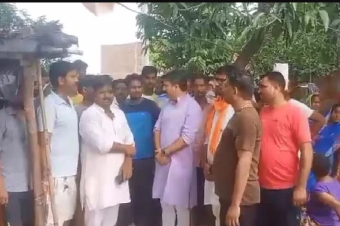 UP: चारपाई हटाने और थूकने के विरोध पर दलित की हत्या, गांव में तनाव, पुलिस फोर्स तैनात