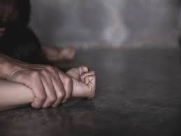 नाबालिग लड़की ने अपनी ही मां के तथाकथित पति पर लगाया दुष्कर्म का आरोप