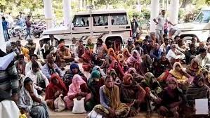 सुन लो सरकार: बस्ती उजड़ने के बाद थम नहीं रहे आदिवासी महिलाओं के आंसू, सहरिया परिवार ने दी ये चेतावनी