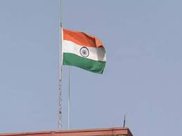दलित सरपंच को झंडा फहराने से रोकने वाला कर्मचारी सस्पेंड, दिग्विजय के आरोप के बाद ऐक्शन