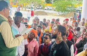 महिला आदिवासी से जमीन हड़पने की कोशिश, मदद की गुहार लगाने कलेक्ट्रेट पहुंची पीड़िता