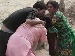 कन्नौज में महिला को जमीन पर गिराकर पीटा, VIDEO:दलित युवती को लेकर आया था युवक, धर्म परिवर्तन का बना रहा दबाव