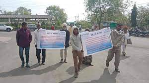 कलेक्टर साहब! दबंगों से हमारी जमीन दिलाओ, न्याय के लिए 35 KM पैदल चलकर कलेक्ट्रेट पहुंचा दलित परिवार
