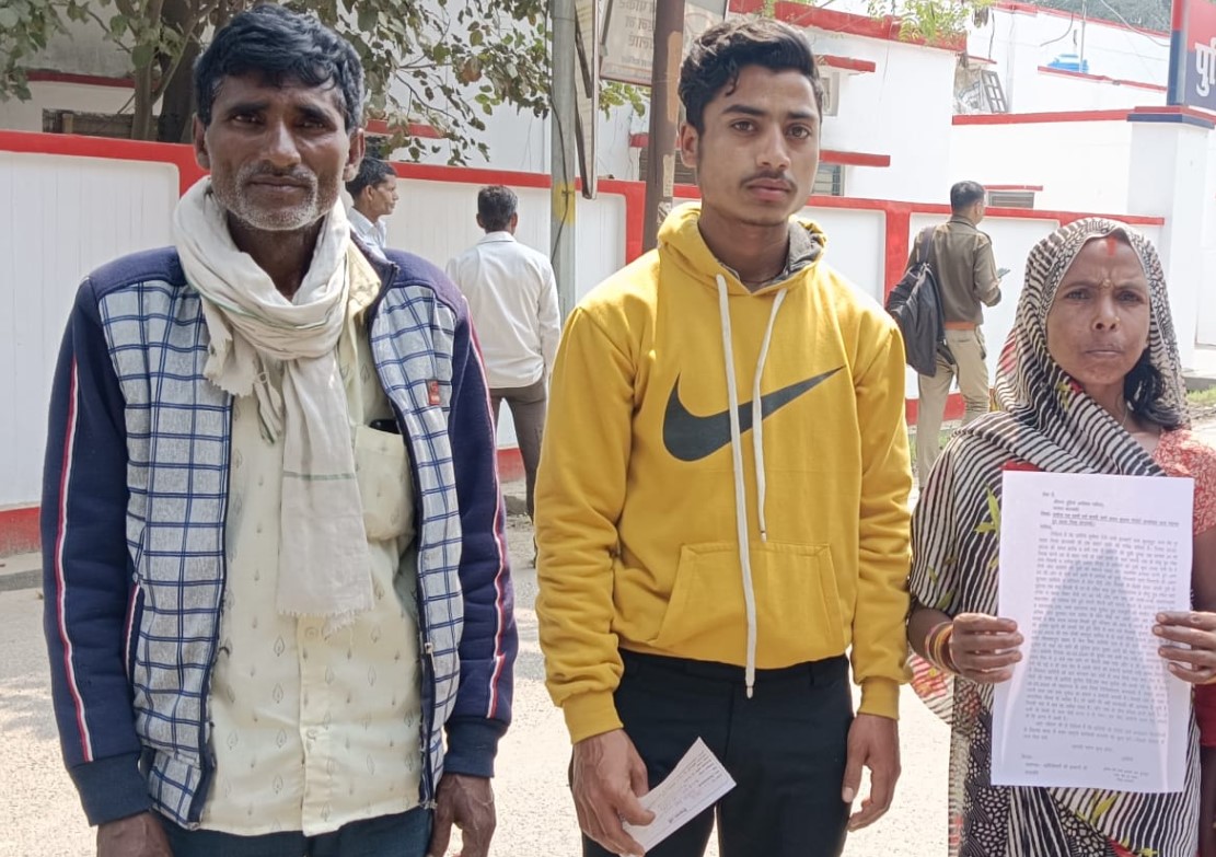 नाबालिग युवती से अशलील हरकत के विरोध पर दबंगों ने दलित परिवार पर बरपाया कहर, शिकायत पर पुलिस ने पीड़ितों पर ही दर्ज कर दी