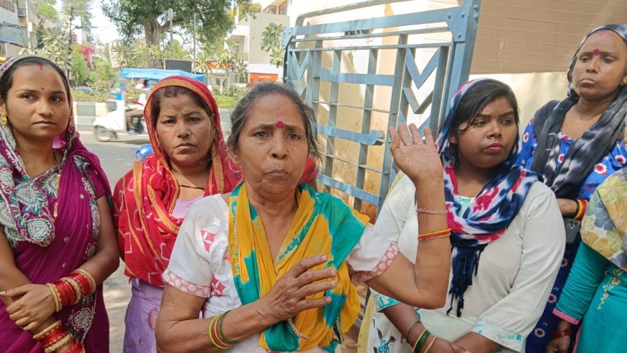 Kanpur: टेनरी में सेप्टिक टैंक की सफाई करने उतरे तीन श्रमिक बेहोश, एक की मौत, परिजनों ने किया हंगामा