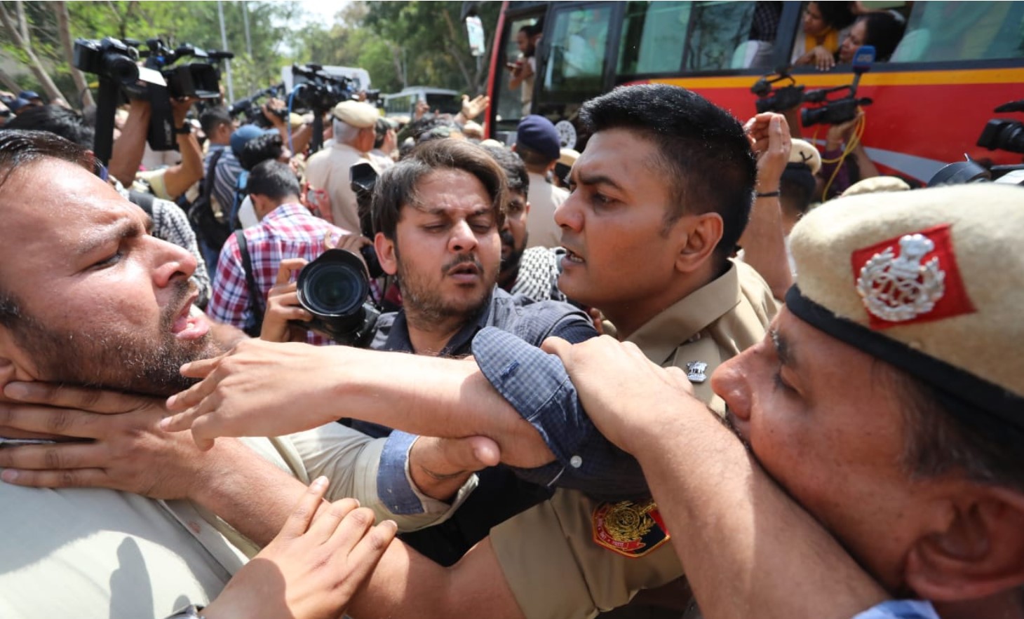 दिल्ली: प्रेस क्लब समेत कई मीडिया संगठनों ने फोटो जर्नलिस्ट के ख़िलाफ़ पुलिस कार्रवाई की निंदा की