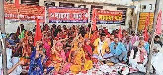 दलित परिवार का घर जलाने के खिलाफ एसएसपी के समक्ष धरना पर बैठे पीड़ित