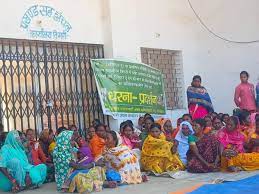 आदिवासी महिला मोर्चा ने कार्यालय में जड़ा ताला : रजिस्टर टू का प्रमाणित प्रतिलिपि नहीं मिलने पर नाराज हैं महिलाएं, जारी है विरोध प्रदर्शन
