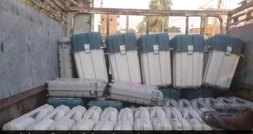 मध्य प्रदेश: EVM के ट्रक में लगी आग, मशीनों को नहीं पहुंचा नुकसानमध्य प्रदेश के जबलपुर में EVM के ट्रक में लगी आग