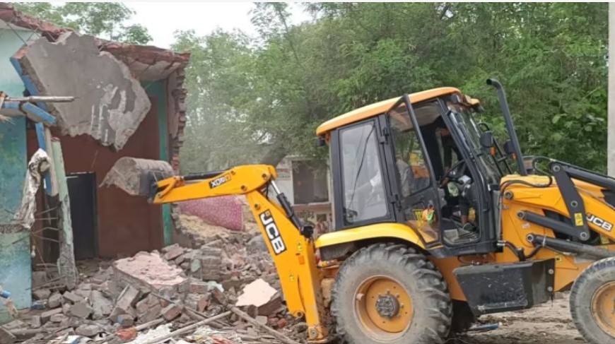 फिरोजाबाद:दलित के घर बुलडोजर चलवाना पड़ा महंगा, आरोपी अधिकारियों के खिलाफ FIR दर्ज