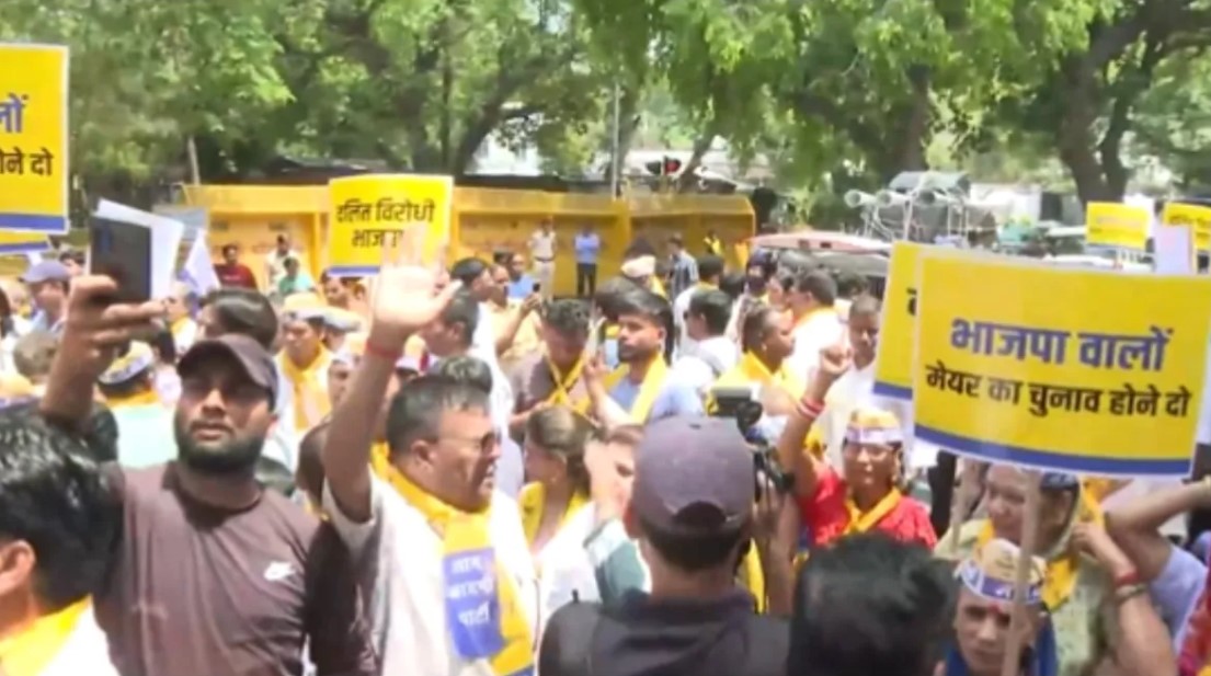 भाजपा मुख्यालय के बाहर AAP का विरोध प्रदर्शन, कहा- वे नहीं चाहते दलित व्यक्ति बने दिल्ली का महापौर
