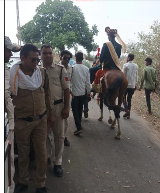 Damoh News: दबंगों का खौफ इतना कि संगीनों के साये में निकली रछवाई, घोड़े पर बैठा दलित दूल्हा