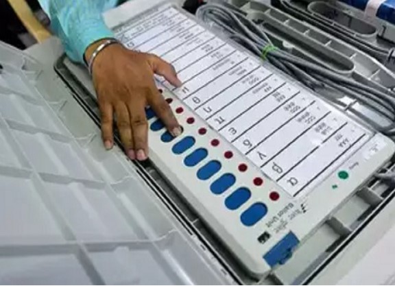 महाराष्ट्र के बीड और पुणे से फर्जी वोटिंग की खबरें