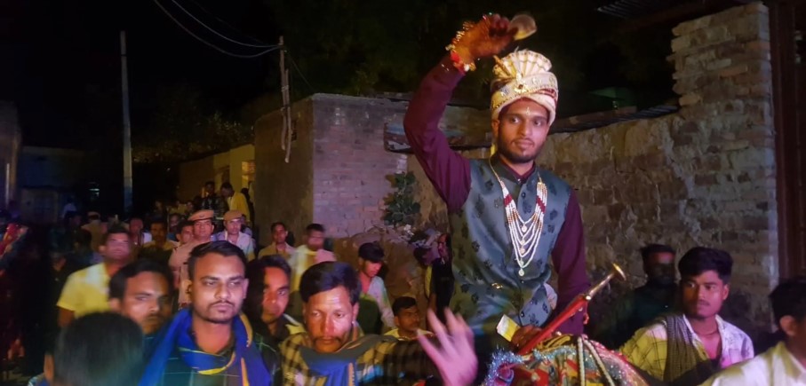 बिशनखेडी गांव बना रहा छावनी,पुलिस की मौजूदगी में निकली दलित दूल्हे की बिंदौरी