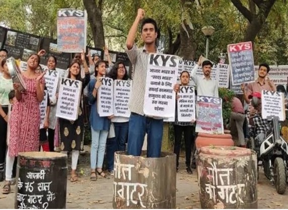 देरी से वेतन, ठेका मजदूरी के कारण सफाई कर्मचारी की मौत हुई