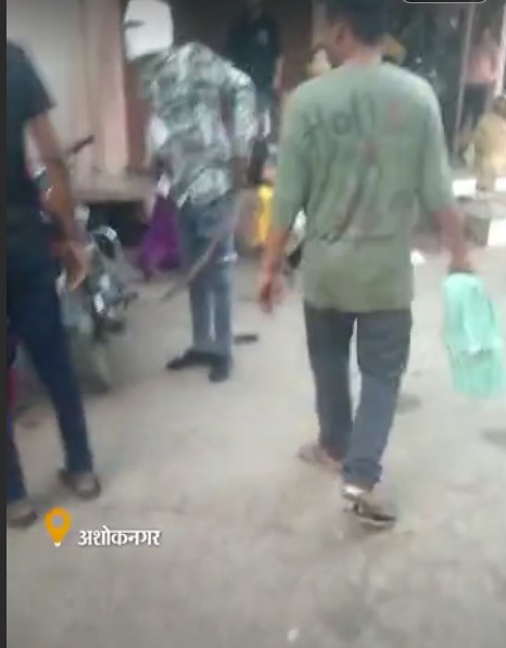 रेप किया, तलवारें लहराते घर से घसीटकर ले गए:पिता का पैर, भाई का हाथ तोड़ा; चीख सुनकर मोहल्ले वालों ने घेरा तब लड़की को छोड़ा