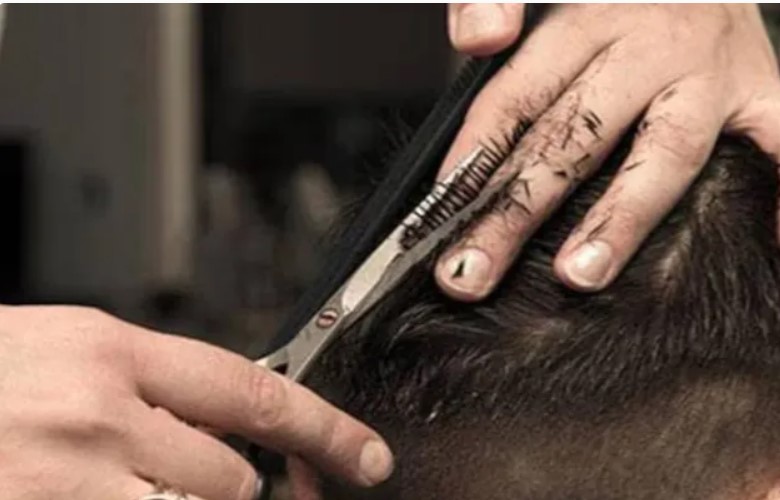 सैलून वाले वाल्मीकि समाज के लोगों के नहीं काट रहे बाल, पुलिस अधिकारियों के पास पहुंची शिकायत ऐसी घटना की पुनरावृति को रोके