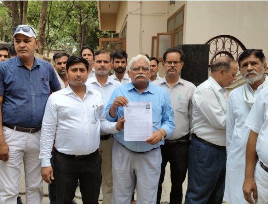दलित युवक की अलीगढ़ में हत्या के विरोध में प्रदर्शन:मुजफ्फरनगर में नारेबाजी, फास्ट ट्रैक कोर्ट में केस और मुआवजे की मांग