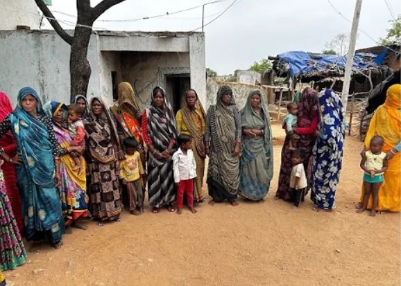 झांसी के आदिवासियों को पीएम आवास के तहत घर बनाने के लिए 5% प्रति माह की दर से कर्ज लेना पड़ा