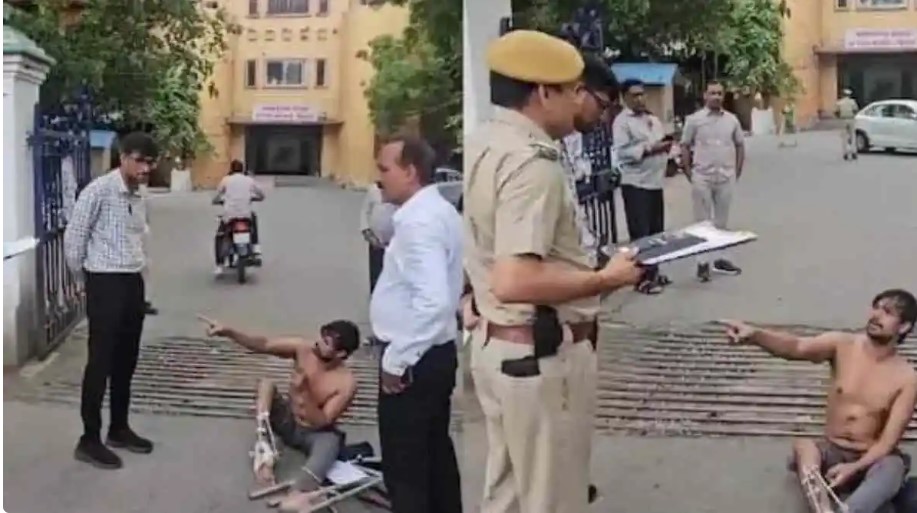 पत्नी के उच्च जा ति के प्रेमी ने तो ड़ी पति की टां ग, दलि त पति ने अर्ध नग्न हो कर कलेक्ट्री गेट पर कि या प्रदर्शन