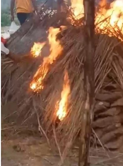 श्मशानघाट के लिए रास्ता नहीं…दलित परिवार ने घर के बाहर किया पिता का अंतिम संस्कार…