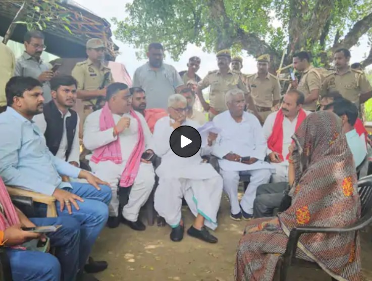 कन्नौज में दलित छात्रा के घर पहुंचे नेता विपक्षी दल:परिजनों से मुलाकात कर ढांढस बंधाया, बोले- पुलिस ने मामले को गंभीरता से नहीं लिया