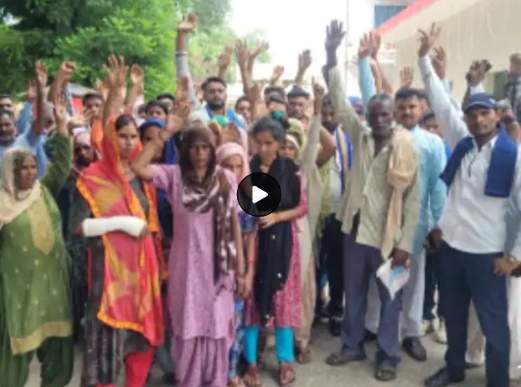 सहारनपुर में दलित समाज का धरना प्रदर्शन:दारोगा पर झूठे मुकदमों में फंसाने का आरोप लगाया, SP से कार्रवाई की मांग
