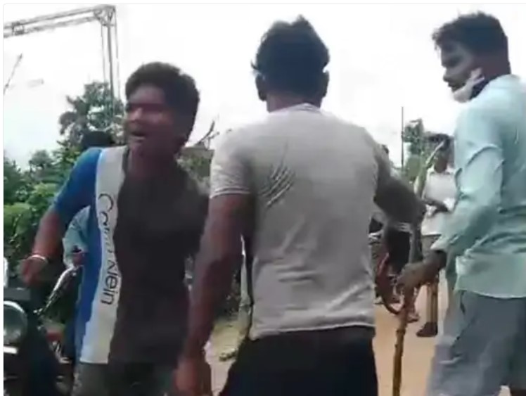 गोंडा में दलित युवक को घेरकर पीटा, VIDEO:लाठी-डंडों से किया हमला, जमकर बरसाए लात-घूसे, लोकेशन लेकर पहुंचे आरोपी