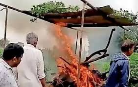 Ratlam News: पंचायत के शेड में नहीं करने दिया दलित महिला का अंतिम संस्कार, पुलिस ने दर्ज किया मामला.
