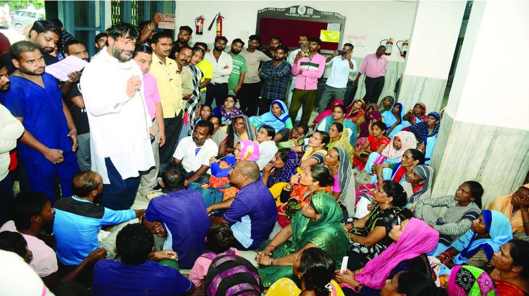 Jhansi News: वेतन न मिलने पर मेडिकल कालेज के आउटसोर्सिंग सफाई कर्मचारी हड़ताल पर, मिला आश्वासन