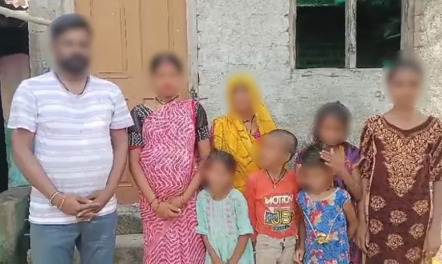 आगर मालवा। दबंगई से परेशान दलित परिवार फुटपाथ पर रहने को मजबुर।