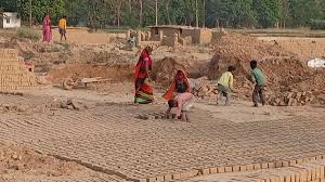 ग्राउंड रिपोर्ट : ईंट भट्ठों की चिमनी में सुलग रहा मासूमों का बचपन और बुझ रहे सपने