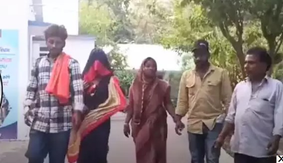 दबंगों ने बाइक पर बैठने को लेकर दलित के तोड़ दिए दांत! दो दिन तक थाने में नहीं लिखी रिपोर्ट, अब SP से लगाई फरियाद