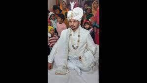 Bulandshahr: दलित पुलिसकर्मी की घुड़चढ़ी पर पथराव, घोड़े से नीचे गिराया