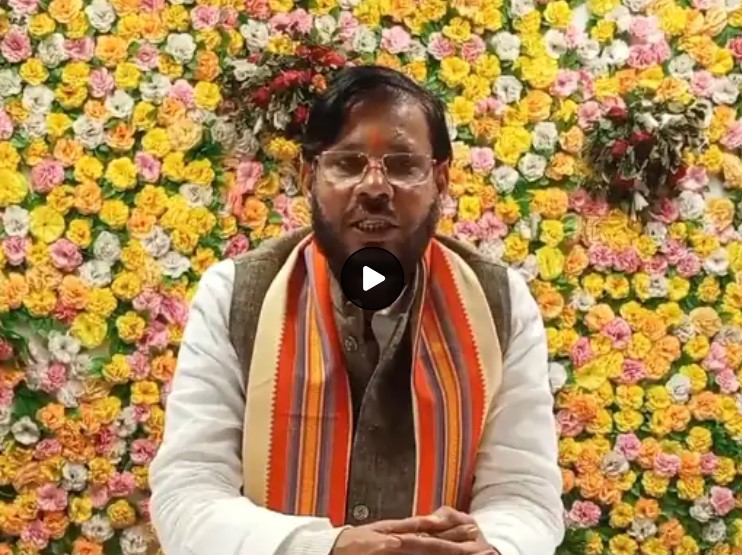 दलित परिवारों का विधायक पर गंभीर आरोप:रायबरेली में जमीन हड़पने का लगा आरोप, धरने पर बैठे पीड़ित