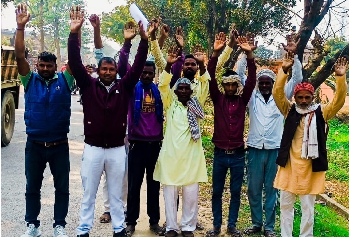 दलित कालोनी को बुलडोजर से तोड़कर अवैध कब्जा पर भड़के ग्रामीण