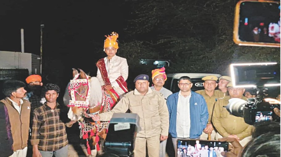 दूल्हे की घोड़ी लेकर भाग गए दबंग, ढूंढने में लगी पूरी पुलिस टीम, देर रात SP-SDM की मौजूदगी में हुई शादी