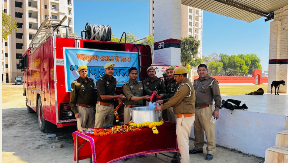 यूपी: सीएम के निर्देश पर 75 ज़िलों में दमकल की गाड़ियों से पहुंचाया जा रहा है संगम का जल