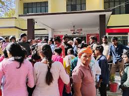 दलित युवक की पुलिस कस्टडी में मौत पर बवाल, थाना घेरे लोगों पर लाठीचार्ज, तोड़फोड़-पथराव