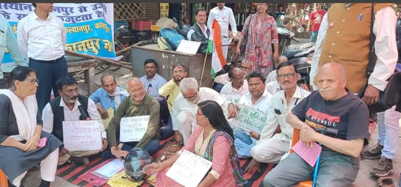 धोभी कर्मचारियों परिवार को आई आई टी से हटाये जाने के विरोध में मैग्सवे अवार्ड से समानित संदीप पांडे ने धरना दिया
