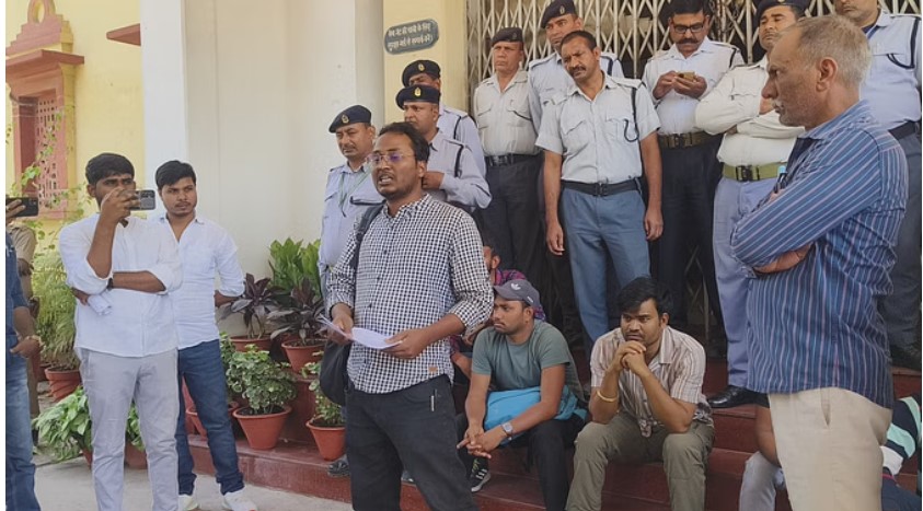 Varanasi News: बीएचयू में छात्रों का प्रदर्शन, दलित प्रोफेसर को विभागाध्यक्ष की जिम्मेदारी न देने का आरोप