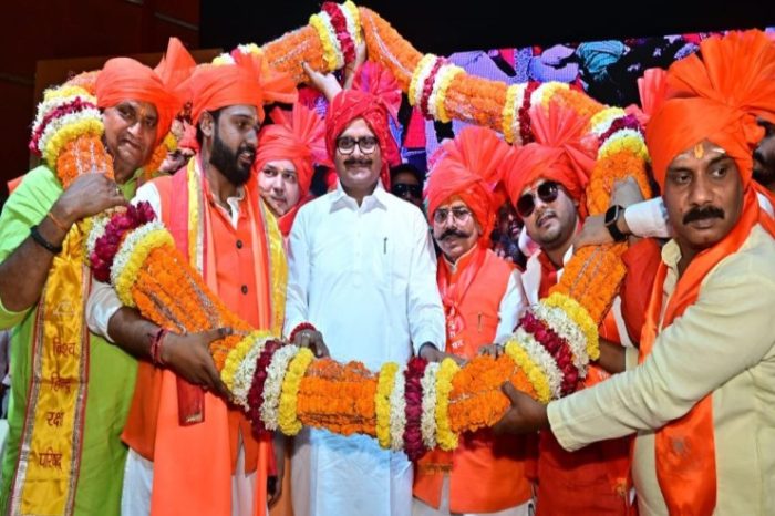 यूपी: दक्षिणपंथी संगठन के कार्यक्रम में हिंदू राष्ट्र की मांग का समर्थन करते दिखे उपमुख्यमंत्री