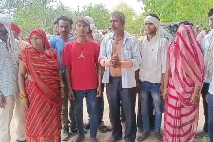 दलित दूल्हा-दुल्हन को चप्पल पहनने पर रोका:महोबा में ठाकुर समाज के लोगों ने की मारपीट, मंदिर जाते वक्त किया अपमानित